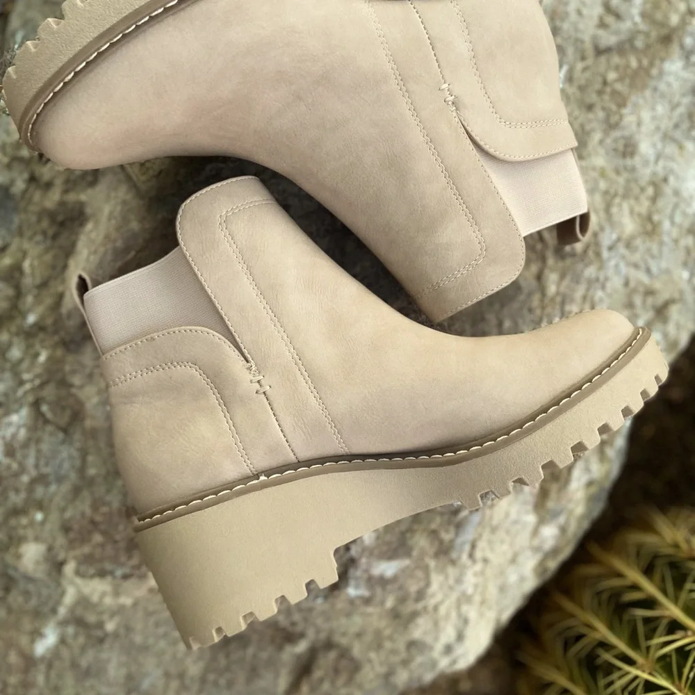 DOLCE VITA ⭐️NWOT Wedge Bootie in Dune